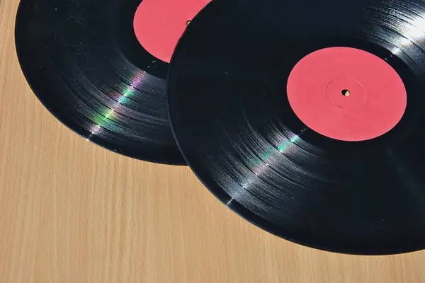 Kırmızı etiketli eski vinil plak