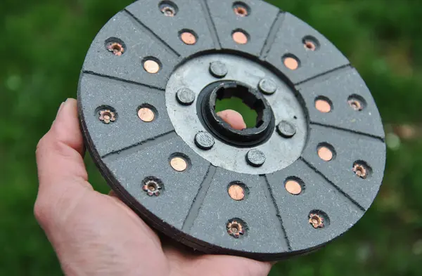 Traktör debriyaj diski hazır. Çekici debriyaj tamiri