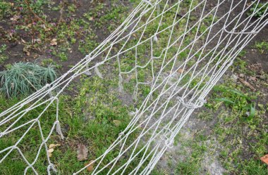 Bahçede dinlenmek için hasarlı hamak