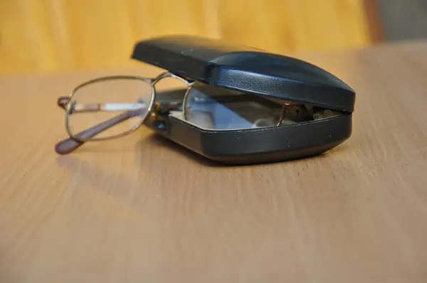 Masanın üzerinde bardaklar olan açık bir çanta. seçici odak