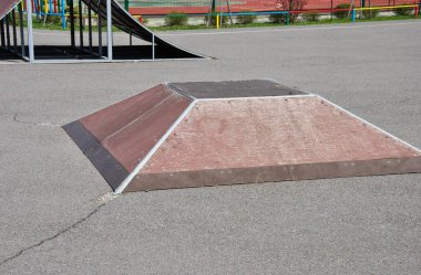 Kaykay parkında sıçrama tahtası. Bölgede kaykay ve bisikletler için trambolin