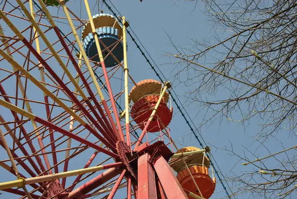 Güneşli bir günde mavi gökyüzünün arka planında eski bir dönme dolabın parçası