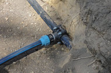 Bir su borusunu plastik bir bağlantıya bağlamak