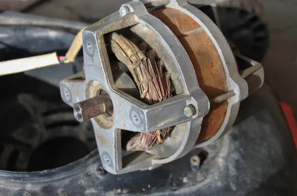 Çim biçme makinesinin elektrikli motoru. elektrik motoru kapat