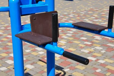 Spor sahasında spor yapmak için egzersiz makinesi. yakın plan