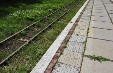 Eski dar bir demiryolundaki yolcular için platform