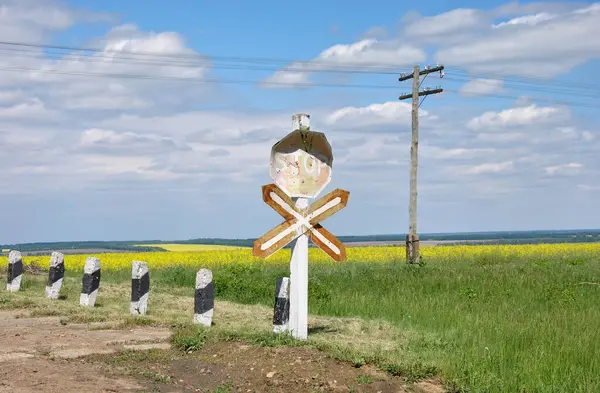 Güneşli bir günde kırsaldan geçen eski demiryolu.