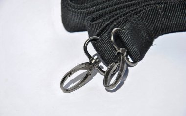 Hafif arka planda karabinalı çanta askısı