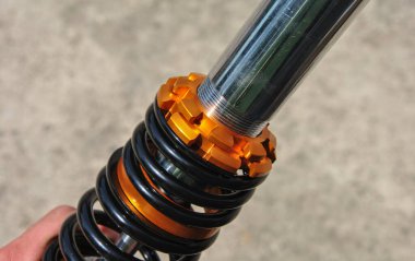 Ayarlanabilir sertliğe sahip motorsiklet şoku emici