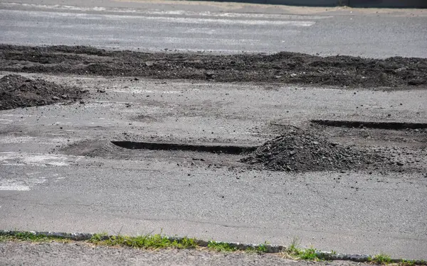 Asfalt yolun çukur tamiri. Asfalt yol onarımı için hazırlık