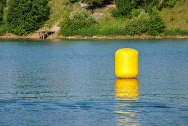 Suyun yüzeyindeki sarı şamandıra