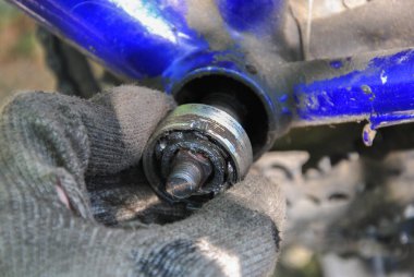 Hasarlı bir bisiklet arabasını tamir ediyorum.