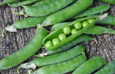 Tahta zemin üzerinde doğal taze bezelyeler.