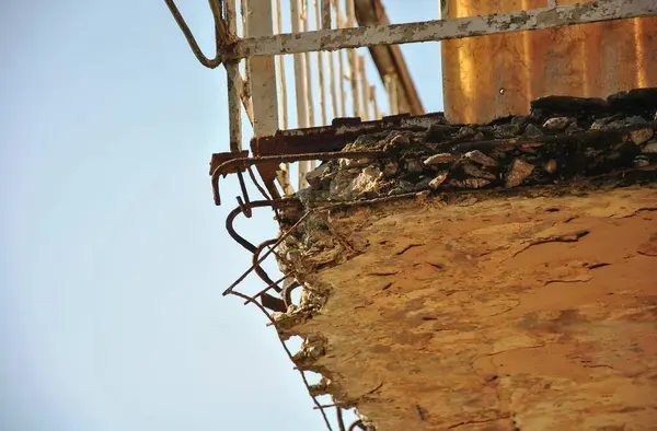 Bina balkonunda hasar var. Hasarlı eski bir binadan tehlike