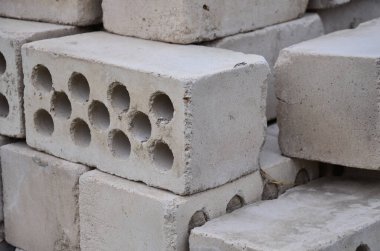 Beyaz bina tuğlaları yığını kapanıyor