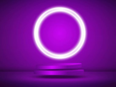 Boş bir mavi podyum havada süzülüyor. Arka planda neon bir halka var..