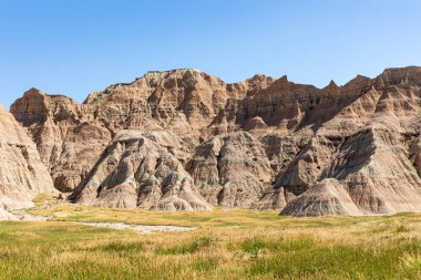 Güney Dakota 'daki Badlands Ulusal Parkı' nda Saddle Pass Trailhead yakınlarındaki şeritli kayalar.