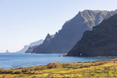 İspanya 'nın Tenerife Kanarya adası Punta del Hidalgo' dan Anaga dağları ile kıyı şeridi manzarası