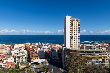Bel Air, şehrin en yüksek binası, arka planda Atlantik Okyanusu, Puerto de la Cruz, İspanya 'nın Kanarya adası, Tenerife,