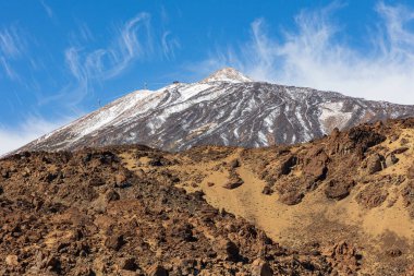 Karla kaplı Teide dağı kahverengi lavlar, dalgalı bulutlar, Kanarya adası Tenerife, İspanya
