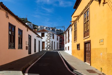 San Juan de la Rambla 'nın eski bir kasabasındaki Dar Sokak, Tenerife Kanarya Adası, İspanya