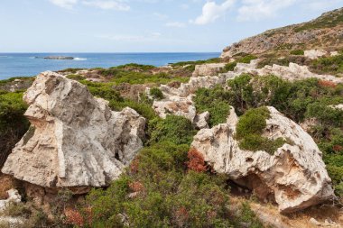 Yunanistan 'ın Girit adası Falassarna' nın kuzeyindeki Rocky kıyı şeridi.