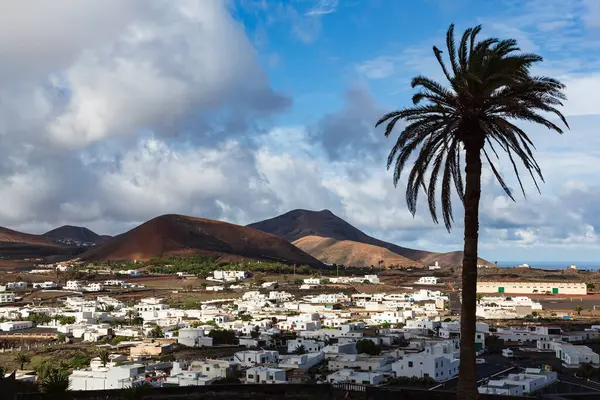 İspanya 'nın Kanarya adası Lanzarote, Uga şehrine bakıyorum.