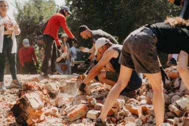 06.08.2022 Irpin, Ukraine: Ukrainian volunteers are rebuilding the destroyed post-war houses of civilians who suffered losses from Russian tanks and artillery