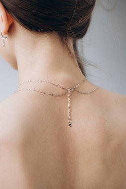 Makyajsız, minimalizmsiz ve sofistike doğal kız güzelliği. Genç bir kızın zarif portresi.