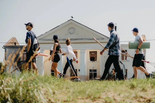 2022 Irpin Ucrânia Grupo Voluntários Está Movendo Direção Casa Destruída — Fotografia de Stock