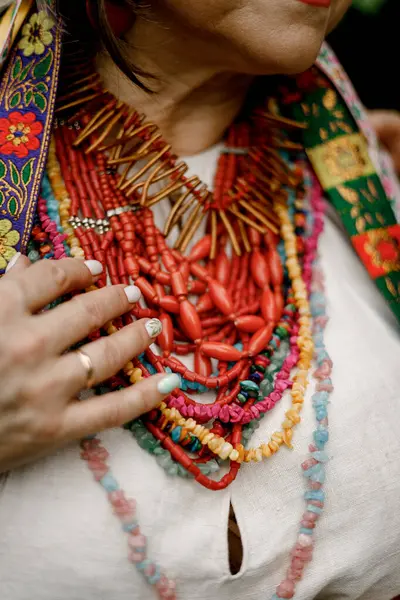Рука Женщины Касается Национального Украинского Ожерелья Шее Женщины Льняной Рубашке Лицензионные Стоковые Фото