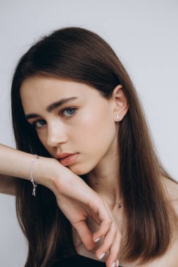 Yüzü makyajsız, zarif minimalizm ve kız gibi güzel bir kızın portresi.