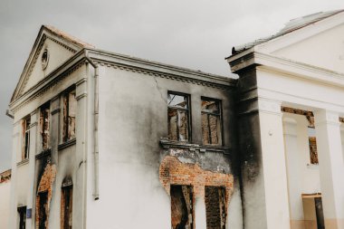 06.08.2022 Irpin, Ukrayna: Rusya 'nın Ukrayna topraklarını işgali sonucu yıkılan evler ve mimari anıtlar