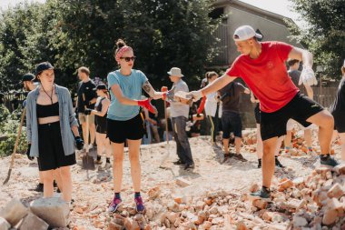 06.08.2022 Irpin, Ukraine: Ukrainian volunteers are rebuilding the destroyed post-war houses of civilians who suffered losses from Russian tanks and artillery