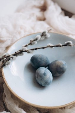 Minimalist tarzında şık bahar Paskalya yumurtaları. Paskalya 2023 için trend rengi ve arkaplan.