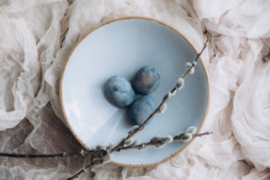 Moda 2023 renk tarzıyla boyanmış şık Paskalya yumurtaları.