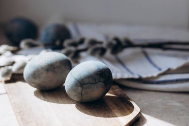 Sprigs boyalı Paskalya yumurtaları ve keten masa örtüsü, mermer yumurtalar. Eko. Moda. Boşluğu kopyala