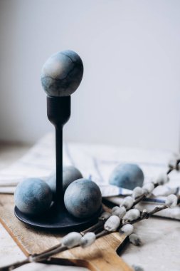 Minimalist tarzında şık bahar Paskalya yumurtaları. Paskalya 2023 için trend rengi ve arkaplan.
