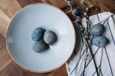 Minimalist tarzında şık bahar Paskalya yumurtaları. Paskalya 2023 için trend rengi ve arkaplan.