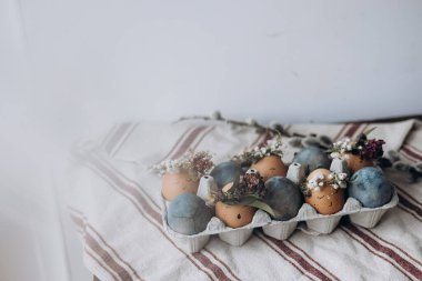 Minimalist tarzında şık bahar Paskalya yumurtaları. Paskalya 2023 için trend rengi ve arkaplan.