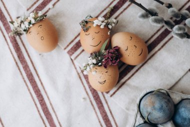 Minimalist tarzında şık bahar Paskalya yumurtaları. Paskalya 2023 için trend rengi ve arkaplan.