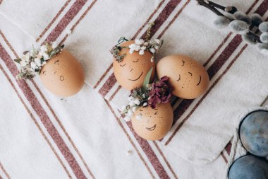 Minimalist tarzında şık bahar Paskalya yumurtaları. Paskalya 2023 için trend rengi ve arkaplan.