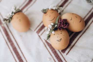 Sprigs boyalı Paskalya yumurtaları ve keten masa örtüsü, mermer yumurtalar. Eko. Moda. Boşluğu kopyala