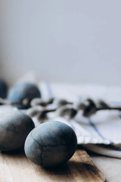 Borrifos Ovos Páscoa Pintados Uma Toalha Mesa Linho Ovos Mármore — Fotografia de Stock