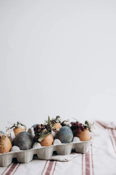 Концепція Мінімального Святкування Великодня Пофарбовані Курячі Яйця Смішними Емоціонами Картонній — стокове фото