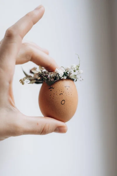 Розфарбовані Великодні Яйця Природним Забарвленням Малюнками Вигляді Емоцій Пальці Руки — стокове фото