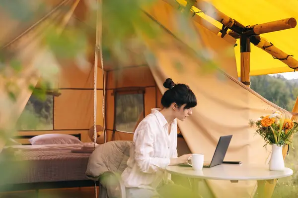 Молодая Женщина Работает Ноутбуке Сидя Рядом Большой Палаткой Природе Стоковое Фото