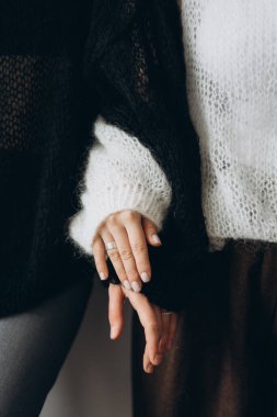 Bir kızın eli başka bir kadının eline uzanıyor.