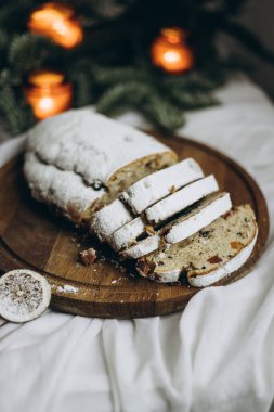 Baharatlı kuru üzüm ve fındıkla çalınmış ev yapımı taze Noel süslenmiş ve üzerine pudra şekeri serpilmiş.