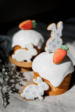 26.03.2024 Vinnitsa, Ukrayna: Ortodoks pastası, Paskalya bayramı jöleli kurabiyelerle süslenmiş ve Paskalya motiflerinde parlak güneş ışığı altında çekilmiş resimler